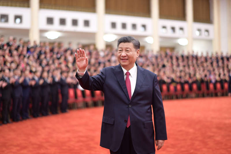 6月29日，庆祝中国共产党成立100周年“七一勋章”颁授仪式在北京人民大会堂金色大厅隆重举行。这是习近平在颁授仪式前会见全国“两优一先”表彰对象时，向大家挥手致意。新华社记者 谢环驰 摄.jpg