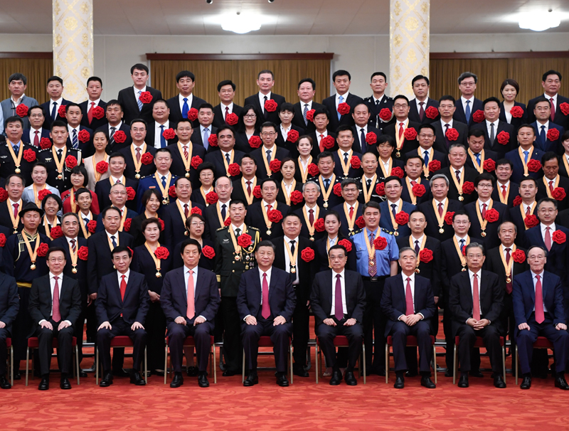 6月29日，庆祝中国共产党成立100周年“七一勋章”颁授仪式在北京人民大会堂金色大厅隆重举行。习近平等领导同志在颁授仪式前会见全国“两优一先”表彰对象。新华社记者 申宏 摄.jpg
